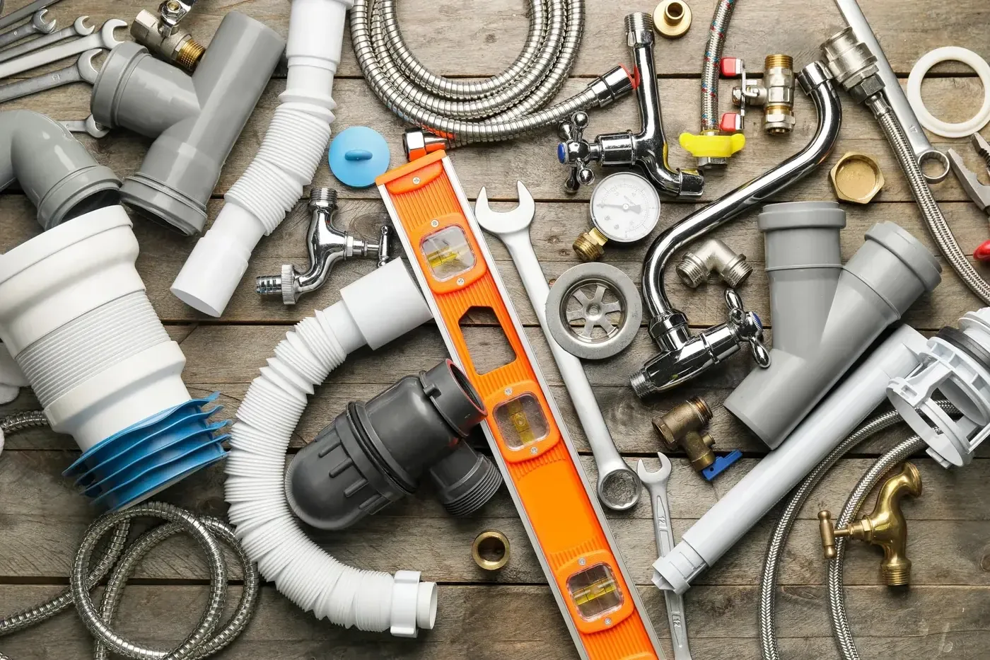 Outils et pièces de canalisation préparés pour un débouchage dans le Val-d'Oise